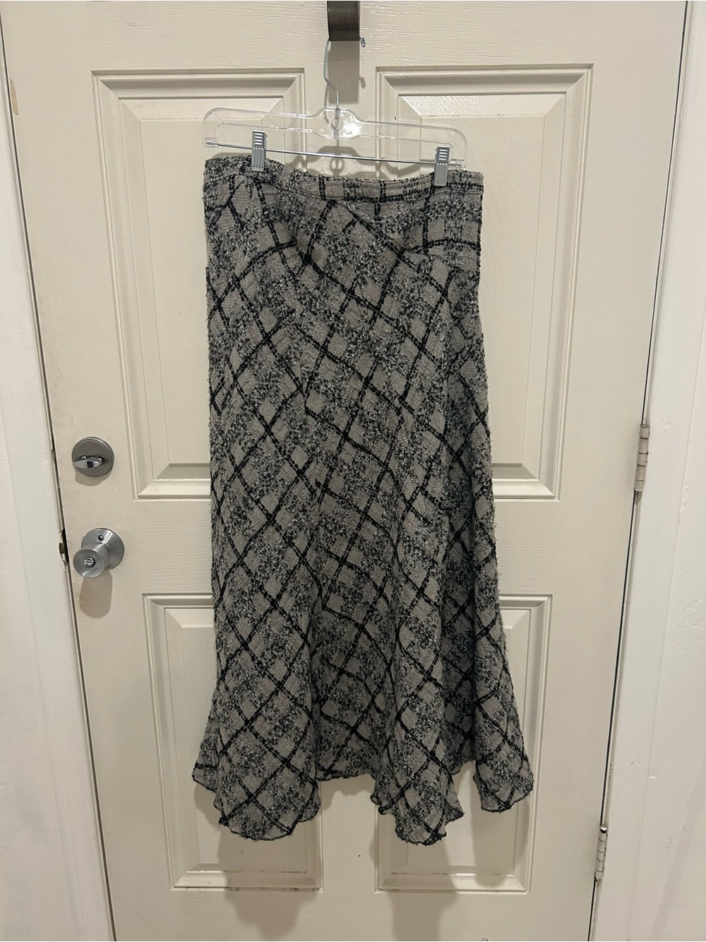 per una Gray and Black Diamond-Check Maxi Skirt
